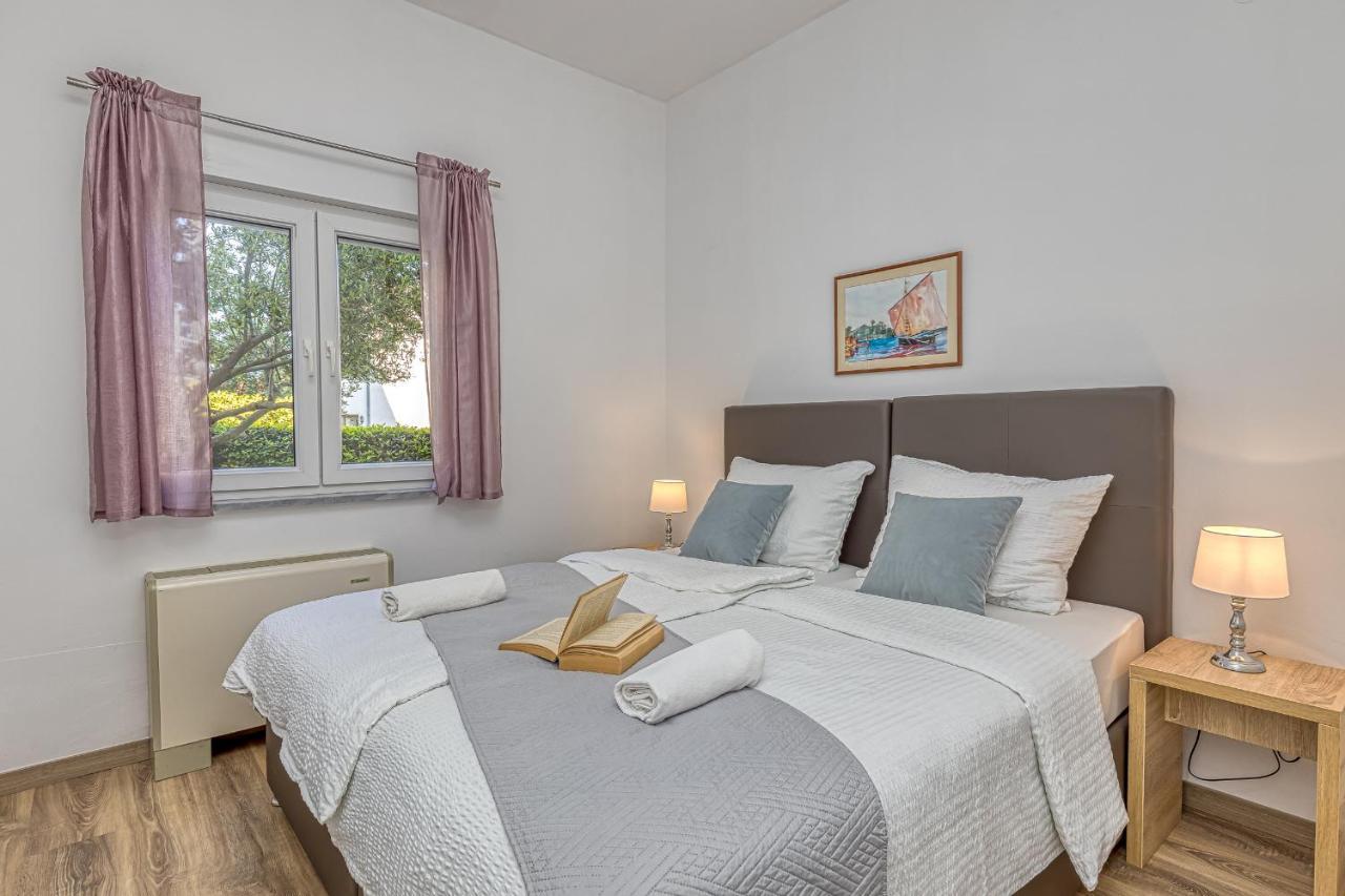 Island Resort Mihaela - Happy Rentals Трогір Екстер'єр фото