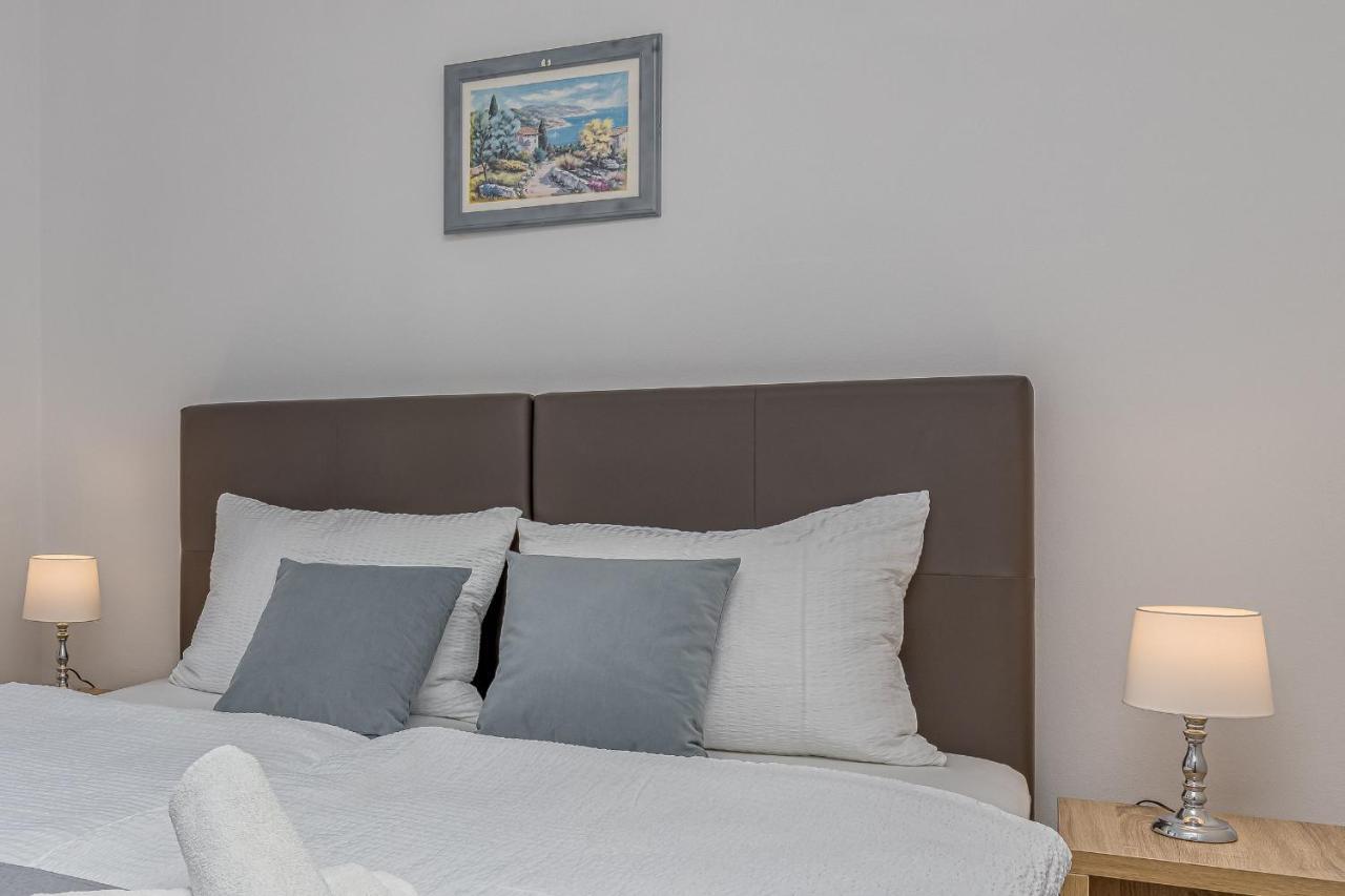 Island Resort Mihaela - Happy Rentals Трогір Екстер'єр фото