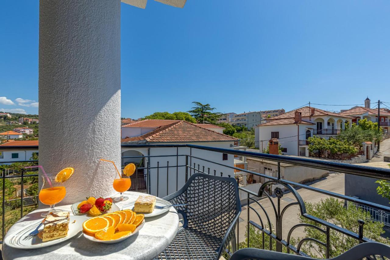 Island Resort Mihaela - Happy Rentals Трогір Екстер'єр фото