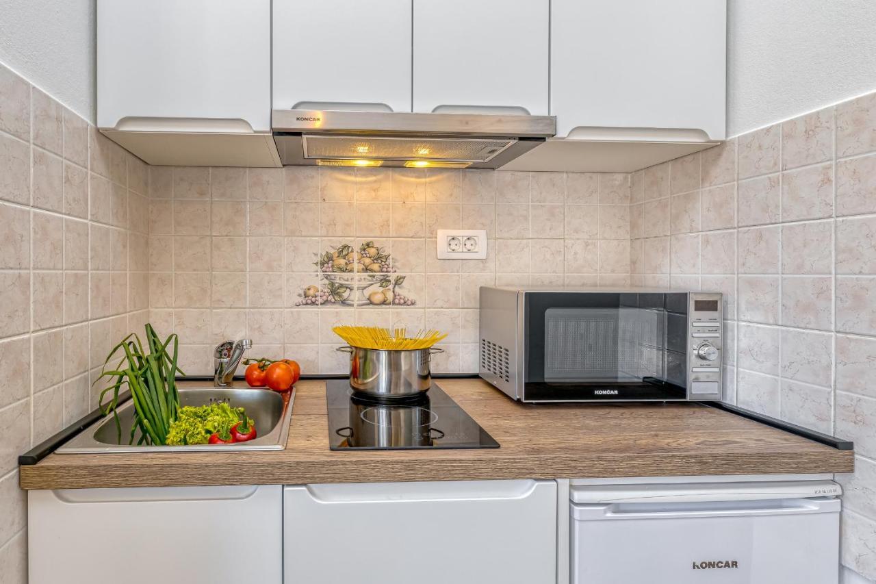 Island Resort Mihaela - Happy Rentals Трогір Екстер'єр фото