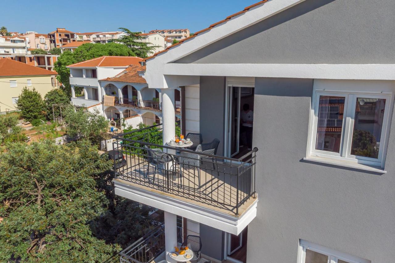 Island Resort Mihaela - Happy Rentals Трогір Екстер'єр фото