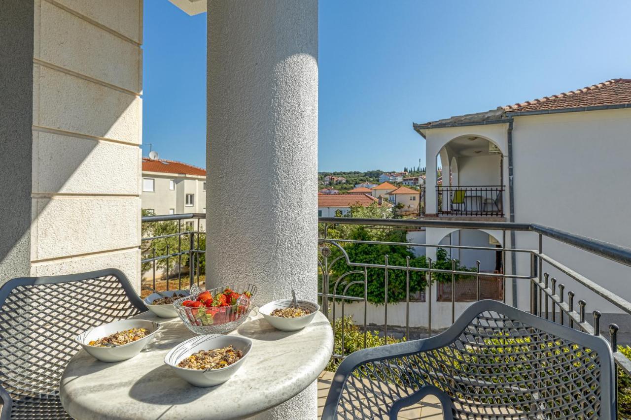 Island Resort Mihaela - Happy Rentals Трогір Екстер'єр фото