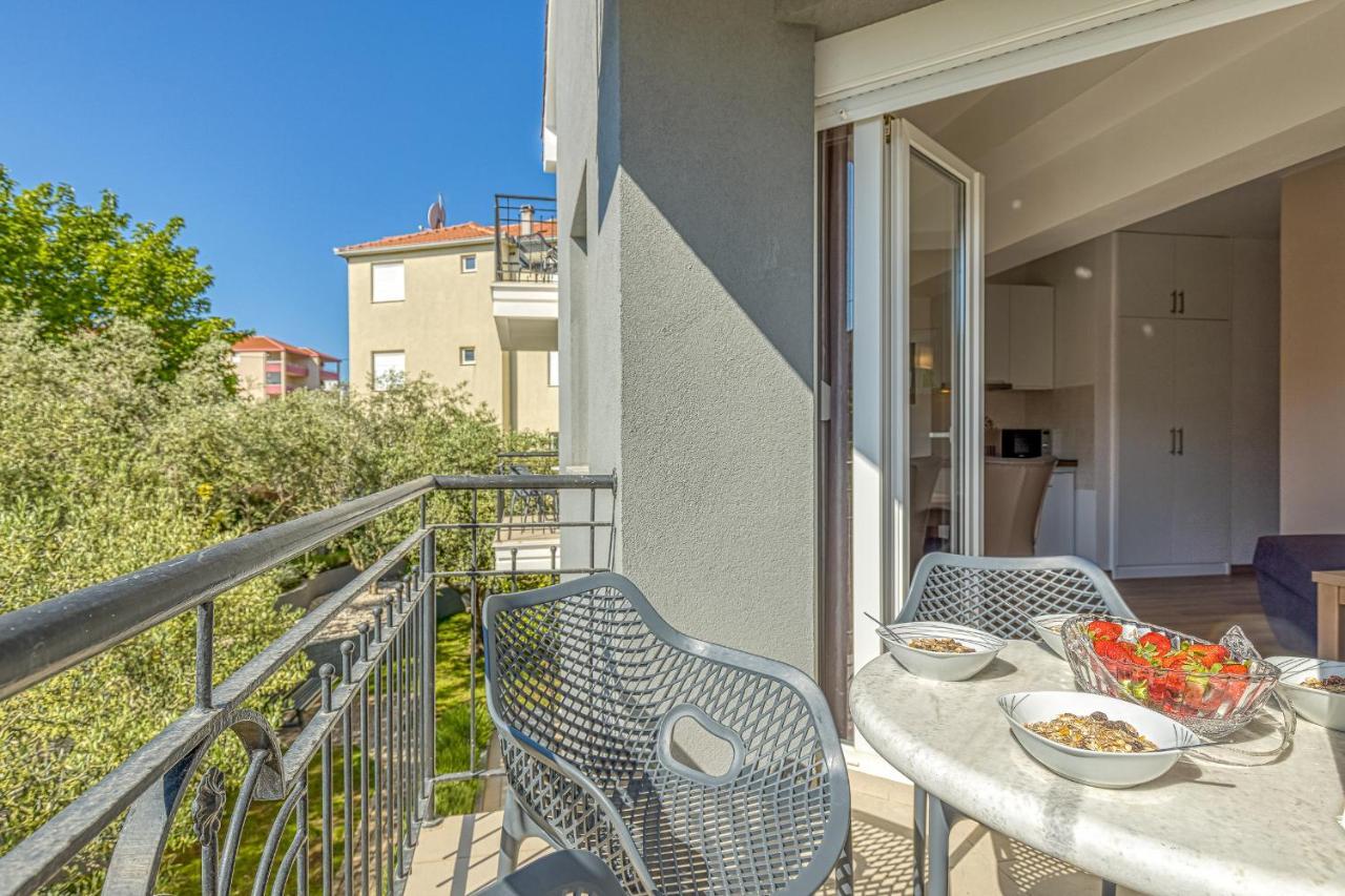 Island Resort Mihaela - Happy Rentals Трогір Екстер'єр фото