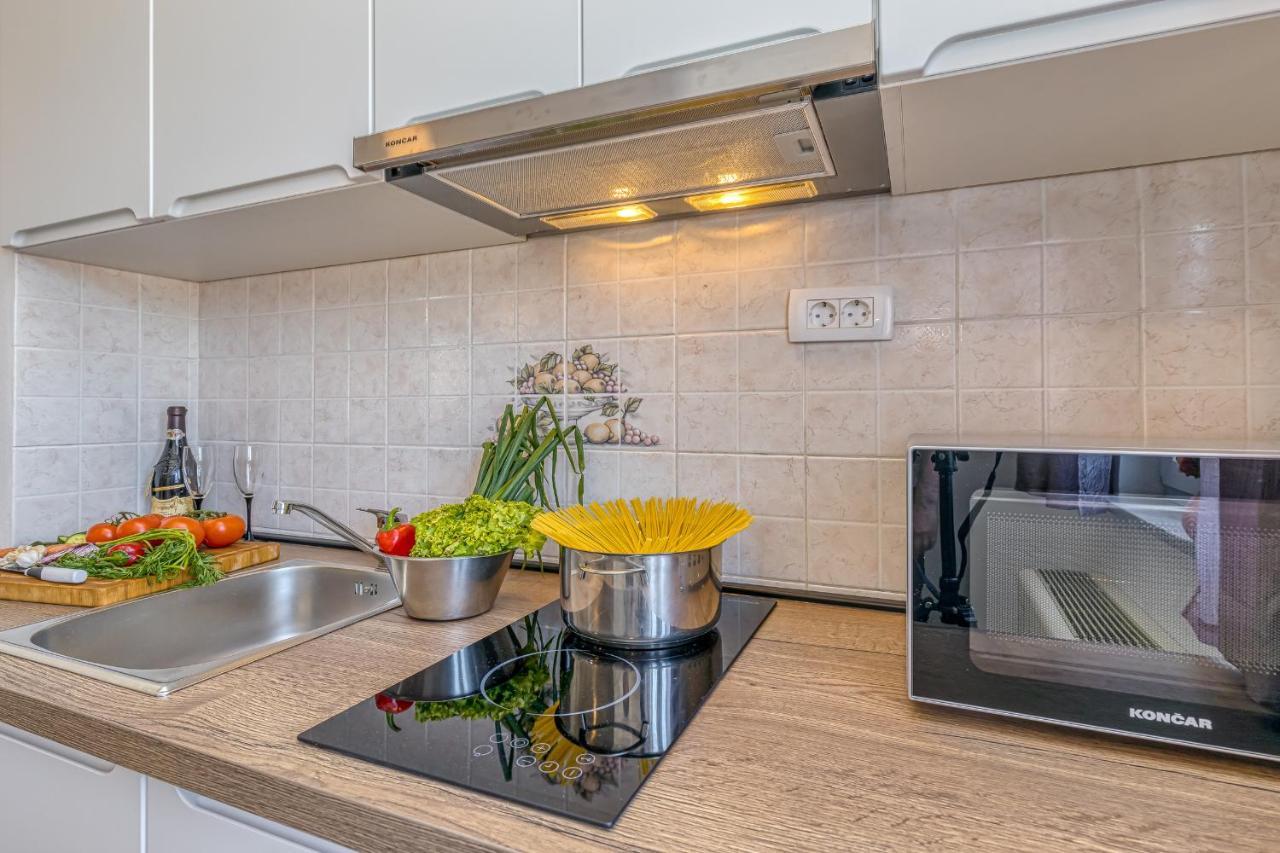 Island Resort Mihaela - Happy Rentals Трогір Екстер'єр фото