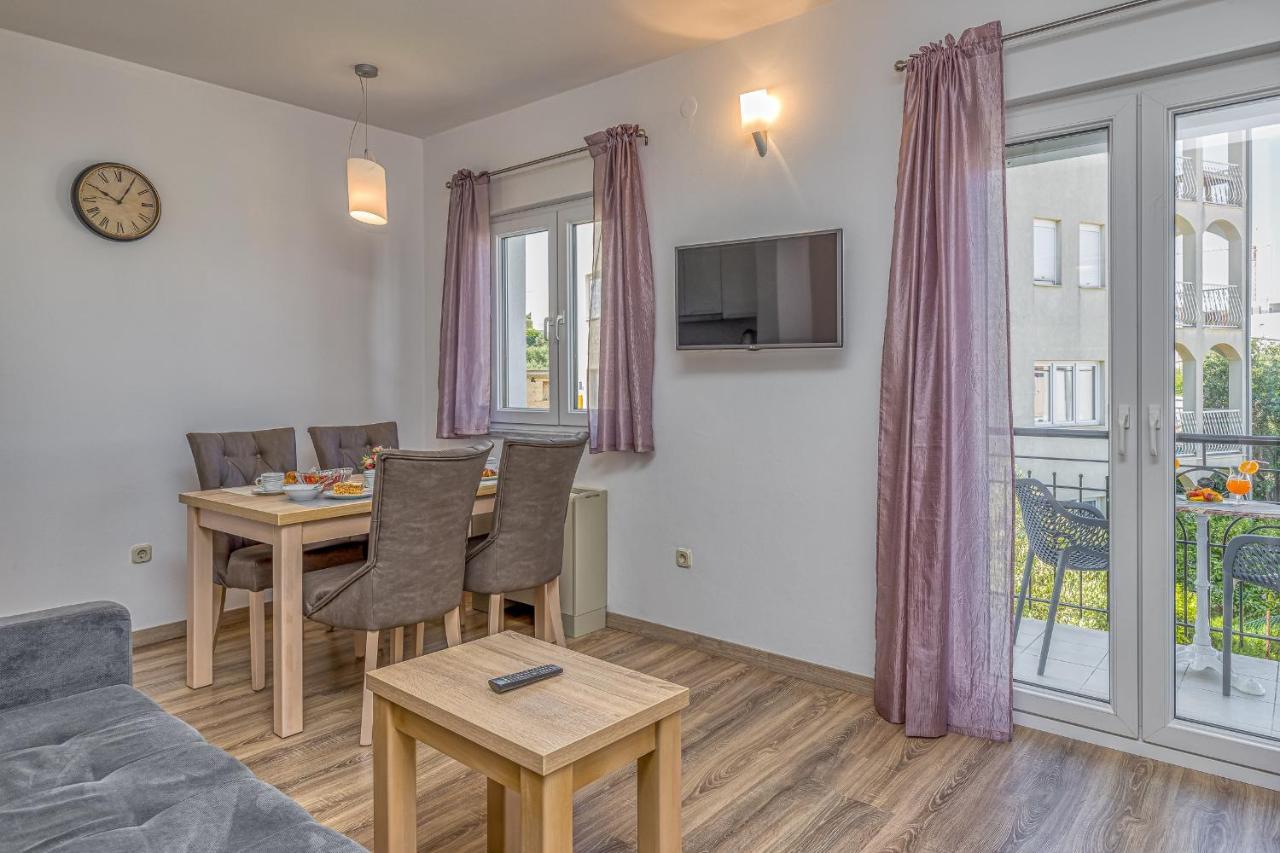 Island Resort Mihaela - Happy Rentals Трогір Екстер'єр фото
