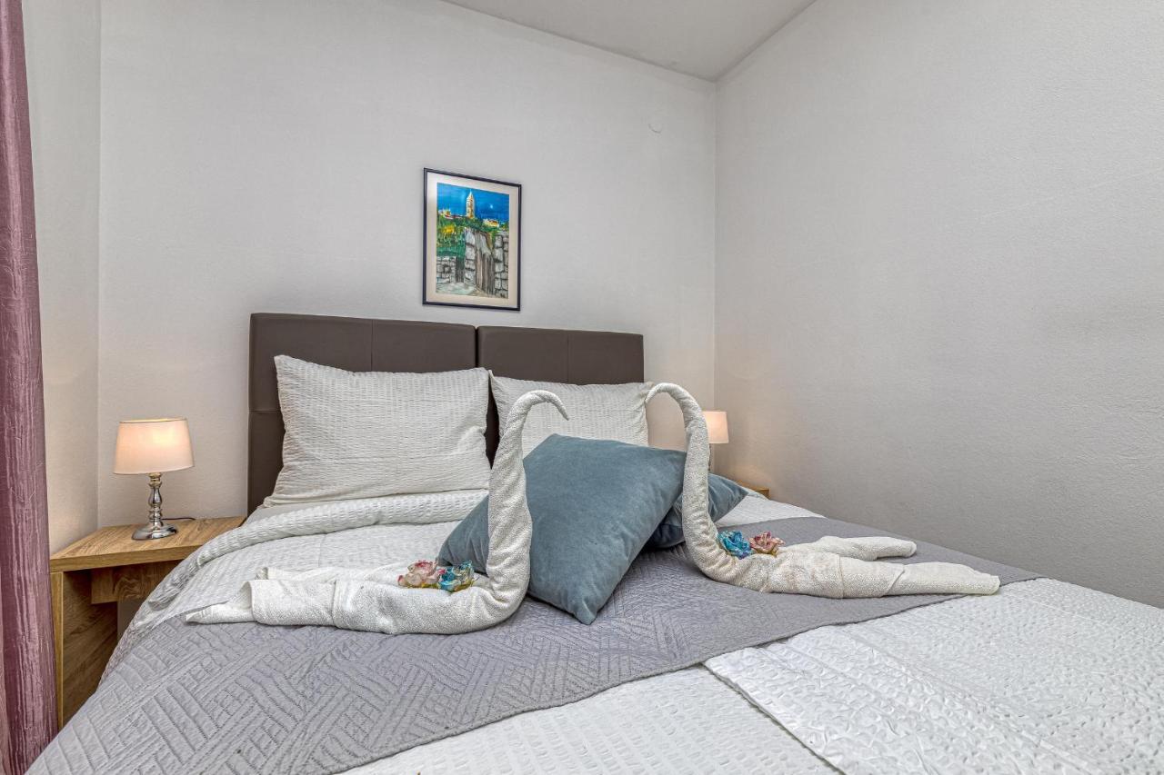 Island Resort Mihaela - Happy Rentals Трогір Екстер'єр фото