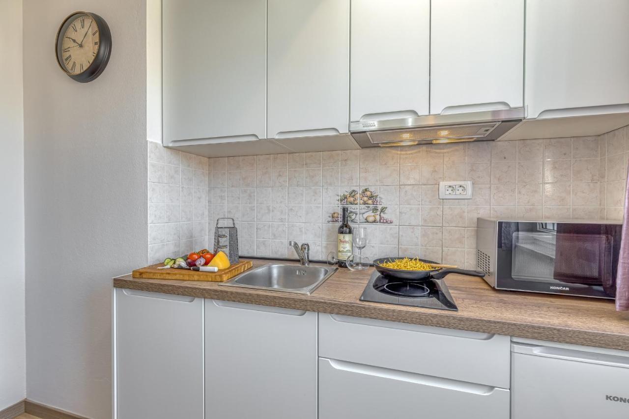 Island Resort Mihaela - Happy Rentals Трогір Екстер'єр фото